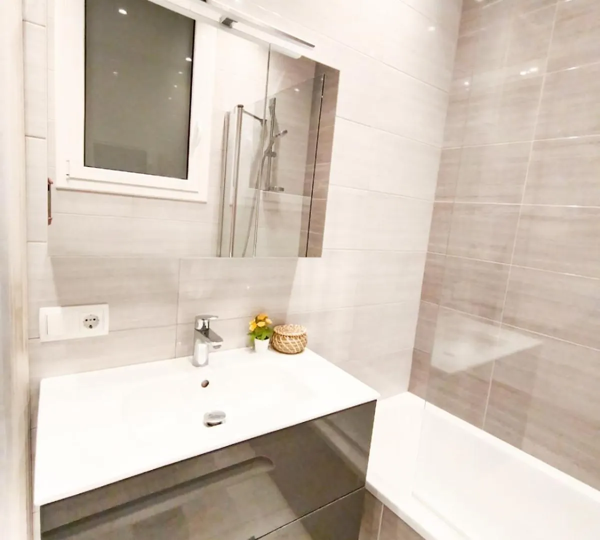 Hostel Private Rooms Next Liceu Barcelona Spain