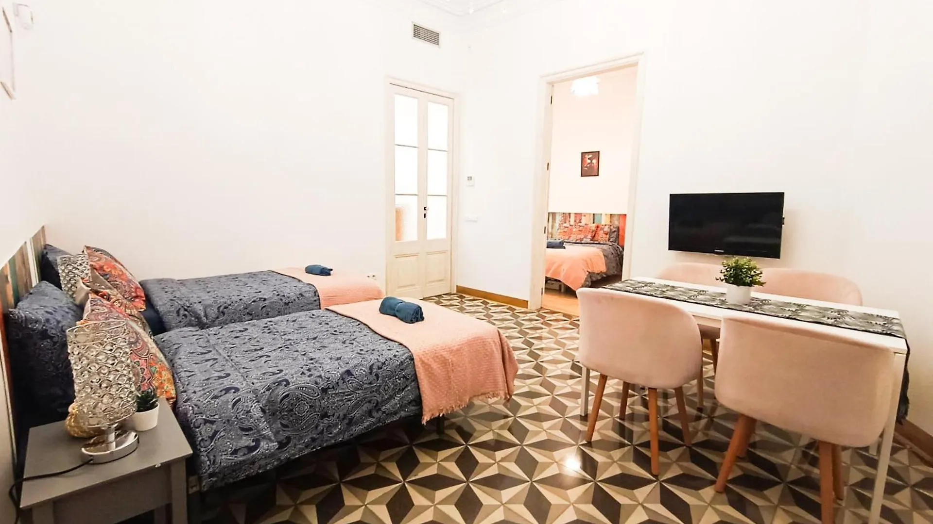 Private Rooms Next Liceu Barcelona Hostel